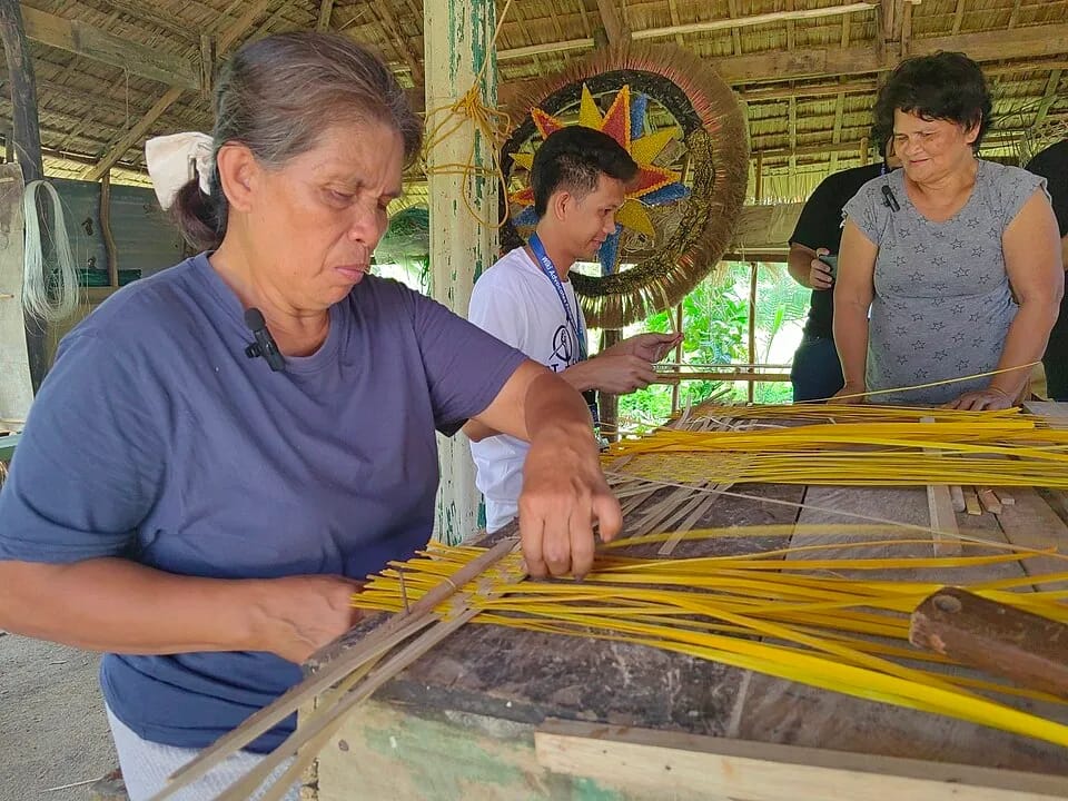 A woman in Capalonga shares her stories to volunteers, Kunokuno, CC BY-SA 4.0