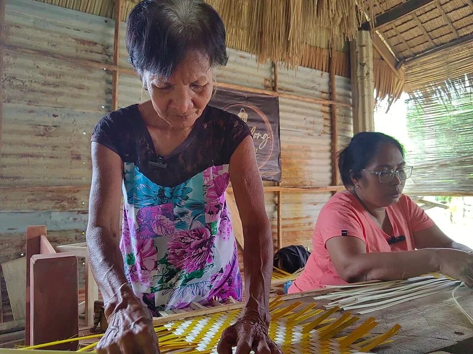 A woman demonstrates how bamboo strips are weaved, Kunokuno, CC BY-SA 4.0